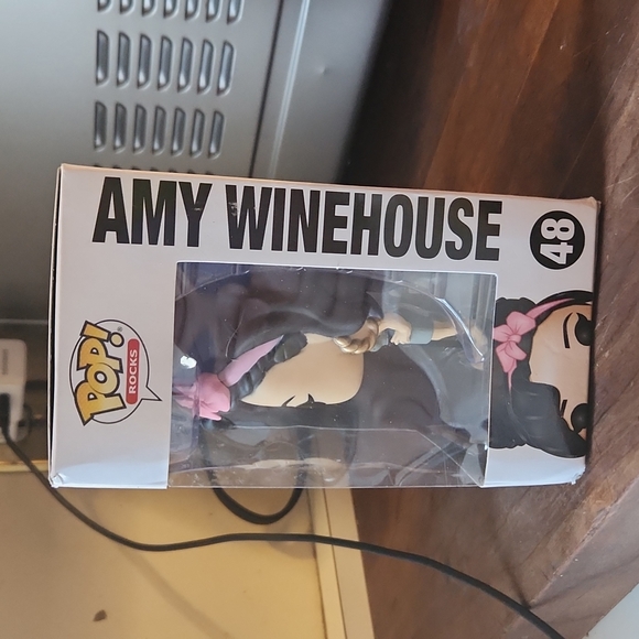 Vaulted Funko POP Amy Winehouse 48 Damaged Box - Picture 2 of 9
